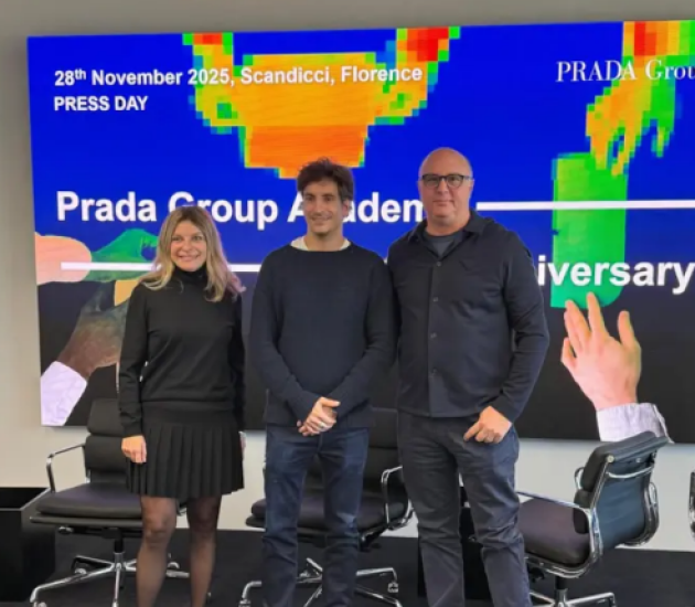 Prada - Versace, dopo i ricavi a €5 miliardi nel 2024 il gruppo punta ai €6 miliardi, ma stop alle acquisizioni per 3 anni