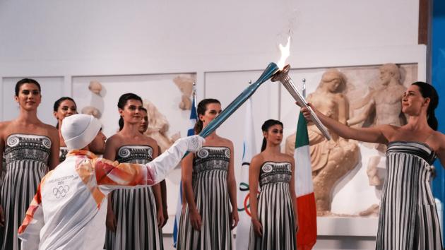 Milano-Cortina 2026, si accende la fiamma olimpica che arriverà il prossimo 6 febbraio nel capoluogo lombardo