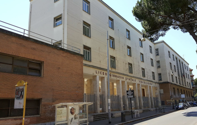 Roma, ‘Lista stupri’ con 9 nomi di studentesse sul muro del Liceo G Cesare, Valditarra: “Intollerabile, la scuola può intervenire con nuove norme"