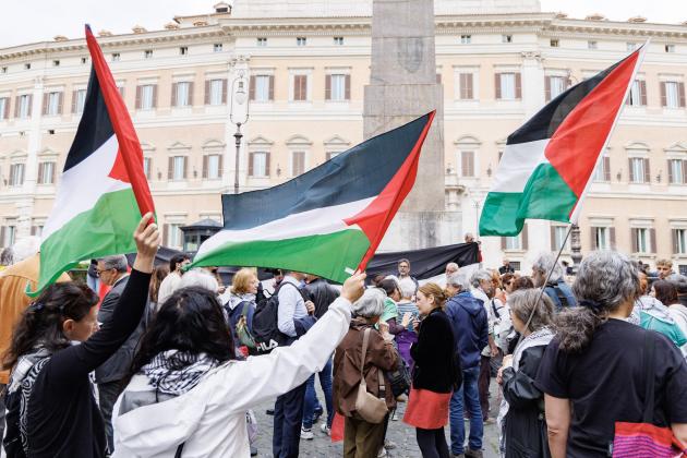 I manifestanti pro Palestina devastano la sede di "La Stampa" a Torino:  giuste le ragioni della protesta, sbagliati i modi