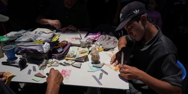 Palestinesi riparano banconote