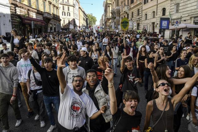 Sciopero studenti tedeschi contro leva militare il 5 dicembre in 60 città: “Non vogliamo finire carne da cannone, vogliamo la pace”