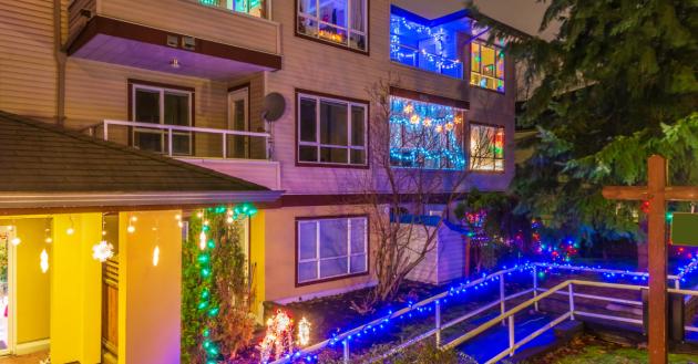 Natale in condominio, tra addobbi condivisi e creatività privata: negli spazi comuni decorazioni sobrie, maggiore libertà nelle parti di proprietà