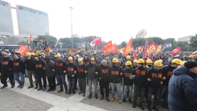 Ex Ilva, delegazione Uilm in visita allo stabilimento di Genova, "inseguiti e picchiati da operai della Fiom"