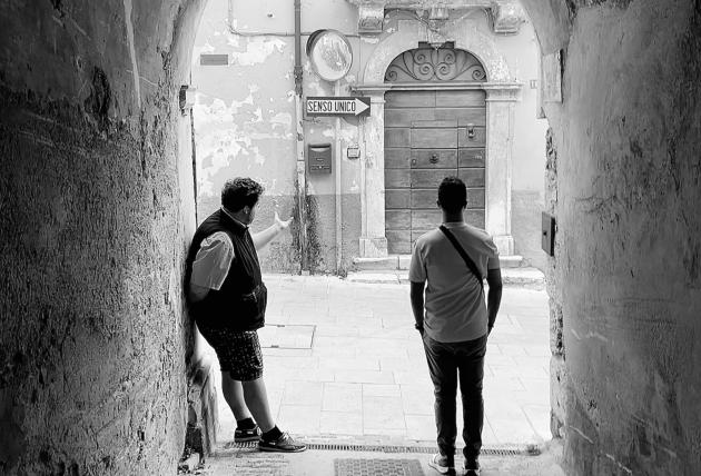 Partire significa aprire conti con il mondo e con sé stessi: la provincia li conserva, le città li moltiplicano, e ogni ritorno rivela quanto siamo cambiati senza accorgercene