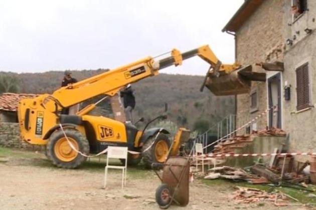 Arezzo, assolto Sandro Mugnai accusato di aver ucciso il vicino che gli demoliva la casa con ruspa: Corte d'Assise riconosce "legittima difesa"