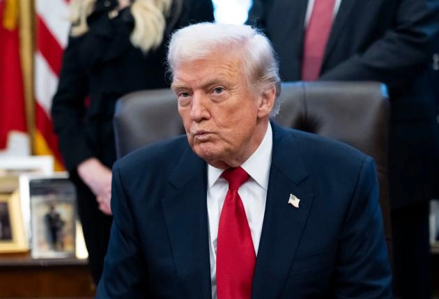 Trump mette l’Europa in ginocchio: come la nuova strategia USA trasforma la paura in arma politica per imporre la sua agenda