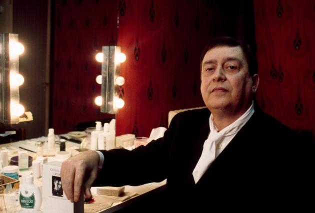 Il mondo in coma farmacologico e il bisogno disperato di un nuovo Carmelo Bene che gli scuota le ossa