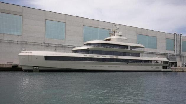 Leonardo Maria Del Vecchio acquista il superyacht Admiral disegnato da Giorgio Armani