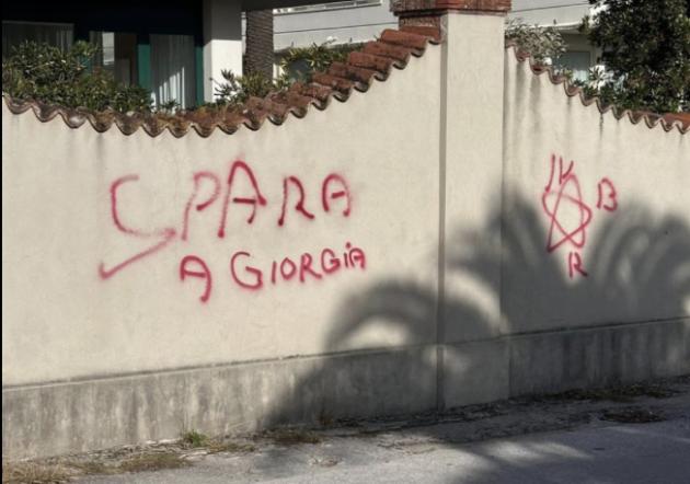 Marina di Pietrasanta (LU), apparsa scritta “Spara a Giorgia” firmata BR, FdI: “Estremismo rosso prova del clima d’odio che qualcuno tollera ancora”