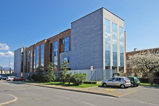 Verbania, 64enne condannato a 3 anni dopo aver sfregiato volto della moglie con acido in parruccheria, tribunale choc: “Lei poteva sciacquarsi”