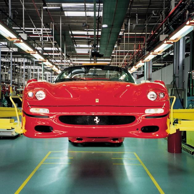 Ferrari, stime al ribasso dagli analisti, Ebit atteso al 29,1% nel 2026, la società compra 2,1 milioni in azioni proprie sul NYSE