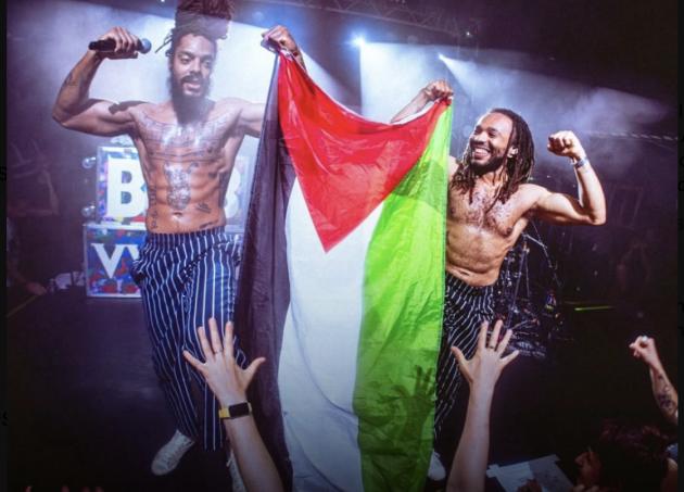 Bob Vylan fa causa a RTÉ, duo accusato da emittente irlandese di “cori antisemiti” per aver cantato “Morte alle Idf” contro il genocidio a Gaza