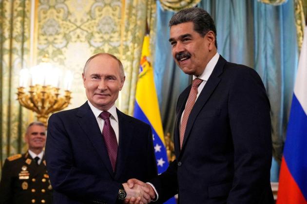 Venezuela, Putin tende la mano a Maduro: "Solidarietà e pieno sostegno a politica di governo", ma Trump incalza: "Colombia è prossimo obiettivo"