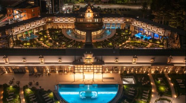 De Montel, il parco termale milanese accoglie le feste natalizie con Lumìna, spettacolo che fonde teatro, musica dal vivo e acrobazie aeree