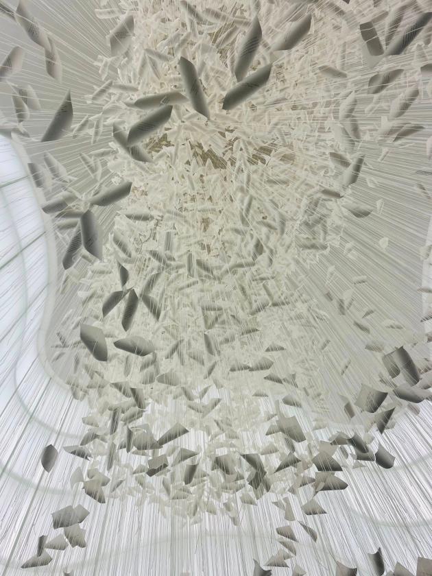 Poesia , memoria e sospensione: quelle dell'installazione di Chiharu Shiota al Mudec di Milano