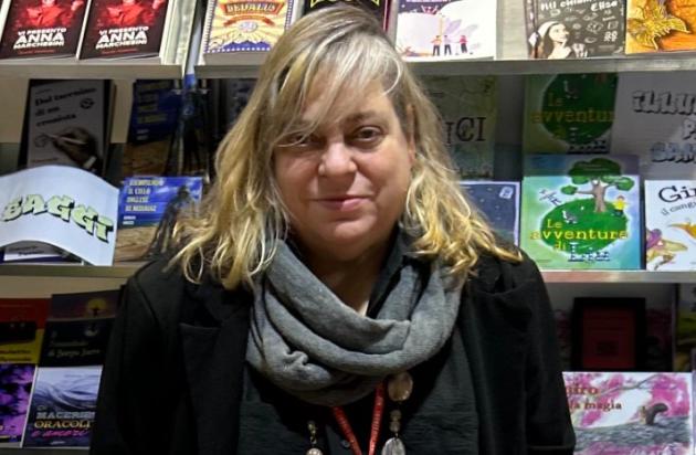 Jesi (Ancona), scrittrice Rita Angelelli morta a 62 anni per "malore improvviso" in negozio: era fondatrice della casa editrice "Le Mezzelane"