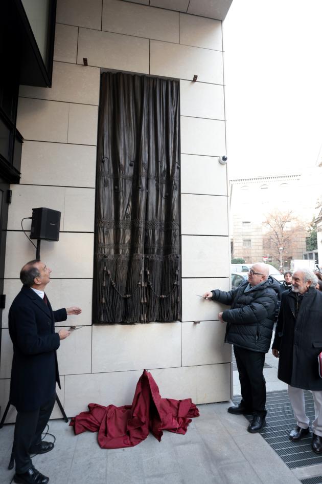 Scala di Milano, inaugurato il  bassorilievo "Sipario" di Daniele Milvio per la torre di Via Verdi alla presenza di Giuseppe Sala