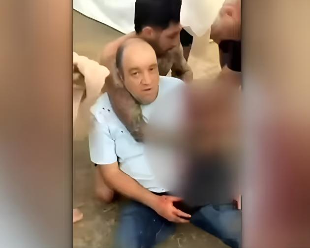 Chi &egrave; Ahmed al Ahmed, il fruttivendolo che ha disarmato l'attentatore a Sydney: 43enne siriano e musulmano, colpito al braccio da 5 proiettili