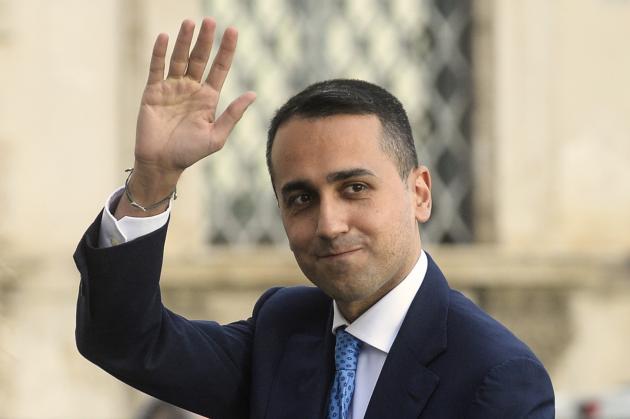 Di Maio, dal balcone al bazooka diplomatico: mezzo milione l&rsquo;anno per portare la pace (a colpi di curriculum)