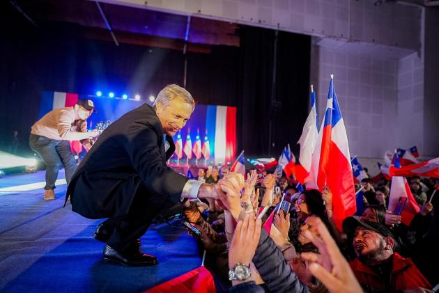 Cile, la vittoria di Jos&eacute; Antonio Kast e il ritorno dell&rsquo;ombra di Pinochet: il fantasma della dittatura torna a La Moneda