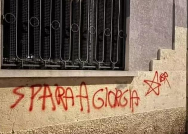 Busto Arsizio, nuova scritta &ldquo;Spara a Giorgia&rdquo; firmata Br apparsa su muri esterni di sede Lega, Fontana: &ldquo;Inaccettabile e pericolosa&rdquo;