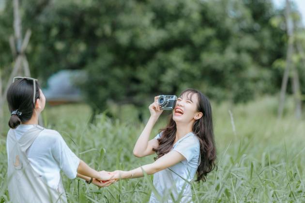 Sorridere in foto, che cosa si nasconde dietro al &ldquo;Cheese!&rdquo; e cosa c&rsquo;entrano la pubblicit&agrave; e la macchina fotografica della Kodak