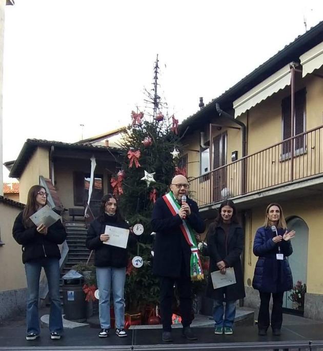 McDonald&rsquo;s, consegnate 4 borse di studio a studenti del Comune di Verano Brianza, la cerimonia nel centro del paese in occasione dell&rsquo;evento natalizio