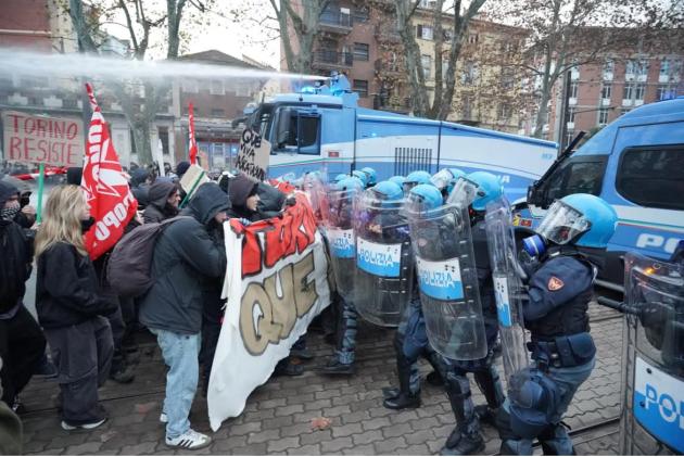 Torino, corteo contro sgombero centro sociale Askatasuna, manifestanti lanciano pietre contro polizia e incendiano cassonetti  - DIRETTA