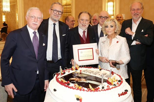 Un pranzo raffinato all&rsquo;Hotel Principe di Savoia ha reso omaggio al Maestro Riccardo Chailly, terzo grande direttore d'orchestra - dopo Gianandrea Gavazzeni e Riccardo Muti - a ricevere il prestigioso