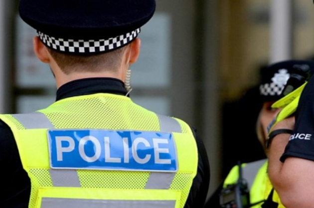 Inghilterra, drog&ograve; e costrinse la moglie a ripetuti stupri per oltre 13 anni: arrestati 6 uomini tra cui il marito accusato di 56 reati sessuali