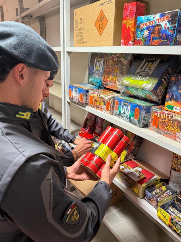 Guardia di Finanza. Roma: sequestrate 4,2 tonnellate di &ldquo;botti&rdquo; illegali. Otto persone denunciate 