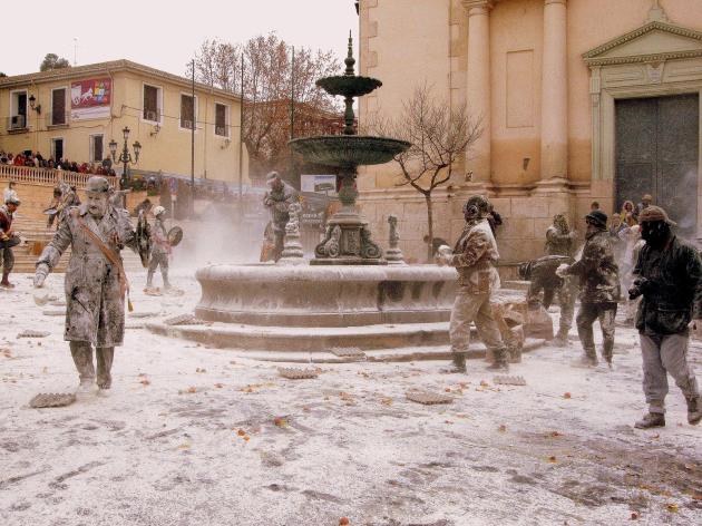 Dopo Natale, dal Wren Day a Els Enfarinats: ecco le tradizioni pi&ugrave; curiose al mondo, celebrate a partire dal 26 dicembre