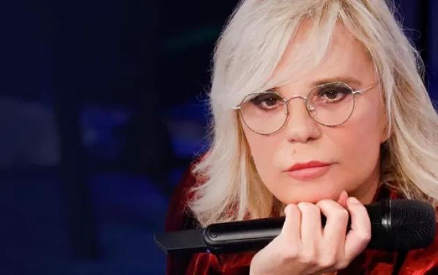 Perch&eacute; Corona potrebbe colpire Maria De Filippi: strategie, riflettori e il grande gioco del gossip mediatico