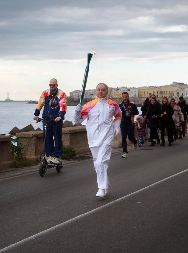 Milano Cortina 2026. Il presidente di Italgrob, Antonio Portaccio, tedoforo del Viaggio della Fiamma Olimpica a Gallipoli