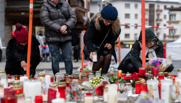 Incendio Crans Montana, rogo causato da candele su bottiglie, Procura elvetica avvia indagini per incendio, omicidio e lesioni colpose