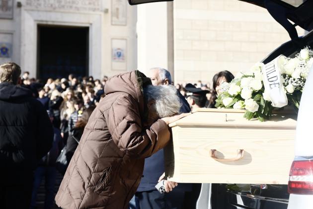 Crans-Montana, i funerali di 5 delle 6 vittime italiane a Roma, Bologna e Milano, un minuto di silenzio nelle scuole - DIRETTA