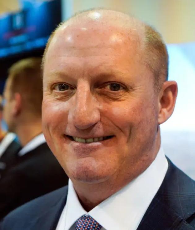 Greg Abel assume la guida di Berkshire Hathaway come nuovo CEO e riceve uno stipendio annuo di $25 milioni, succedendo a Warren Buffett 