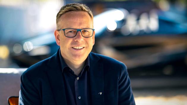 McLaren azzera $800 milioni di debito, incassa $2 miliardi da Cyvn e cresce del +42% su base annua dopo la fusione con Forseven