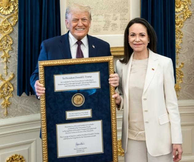 Venezuela, Machado a Washington si inchina a Trump e rinuncia al premio Nobel per la pace: "Impegno per la libert&agrave; del mio Paese&rdquo;