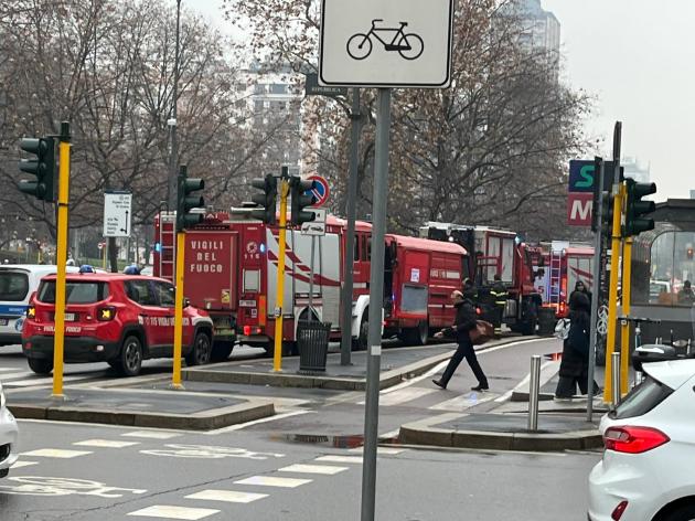 Milano, uomo si butta sotto i binari della metro nella stazione di Repubblica, morto suicida, M3 chiusa tra Sondrio e Porta Romana