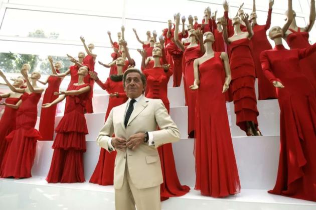 Addio a Valentino Garavani, morto a 93 anni lo stilista e &ldquo;ultimo imperatore della moda&rdquo; famoso per il rosso, azienda venduta nel 2012 per $700mln