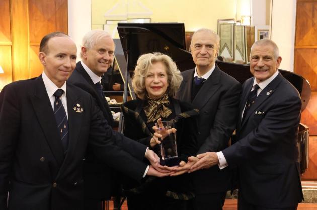 Maria Loredana Pinotti degli Uberti riceve il Premio  intitolato al Prof. Pier Luigi Duvina