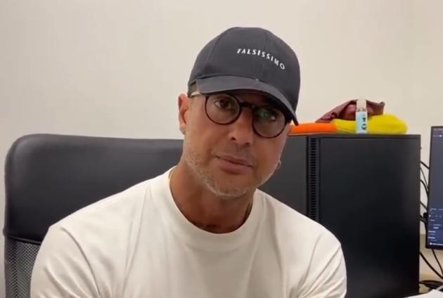 Stop a Falsissimo, Corona fa ricorso e pubblica la puntata stasera: "Parler&ograve; di Piersilvio, Marina Berlusconi, Toffanin, De Filippi, Samira, Scotti e... Signorini"