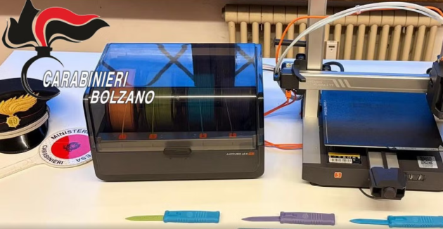 Bolzano, coltelli con lame da 8 cm stampati in 3D e portati a scuola: denunciato studente per detenzione di oggetti atti a offendere