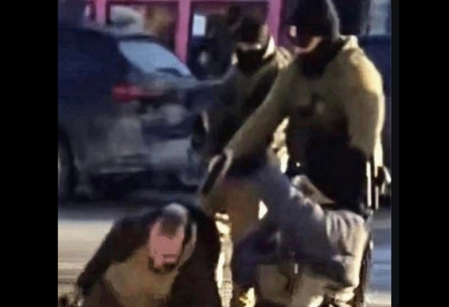 Minneapolis, "Alex Pretti era controllato dall'ICE: una settimana prima di morire 5 agenti gli ruppero una costola mentre protestava"