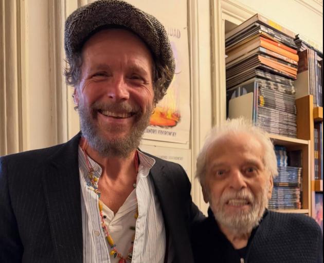 Jovanotti incontra Jodorowsky, quando il pop italiano mainstream incrocia il geniale regista antiregole a Parigi: un pomeriggio tra il giullare solare e il mago anarchico