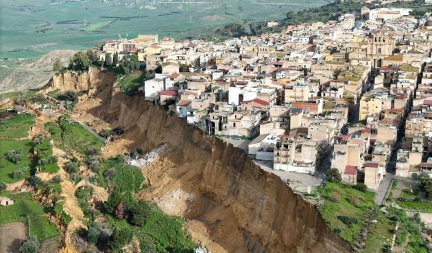 Niscemi, "un errore edificare l&igrave;: 2 secoli fa era nota la pericolosit&agrave; del terreno sabbioso; nel 1997 una frana port&ograve; a evacuare 400 civili"