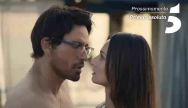 Colpa dei sensi, anticipazioni e trama prima puntata stasera: Davide scopre che l'assassino della madre non &egrave; il padre e incontra la ex Laura