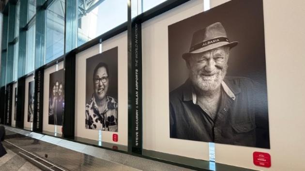 'The World in motion', il celebre fotografo Steve McCurry in mostra a Malpensa con i ritratti dei viaggiatori